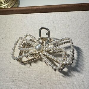 Urban Outfitters Elegant Pearl Hair Clip